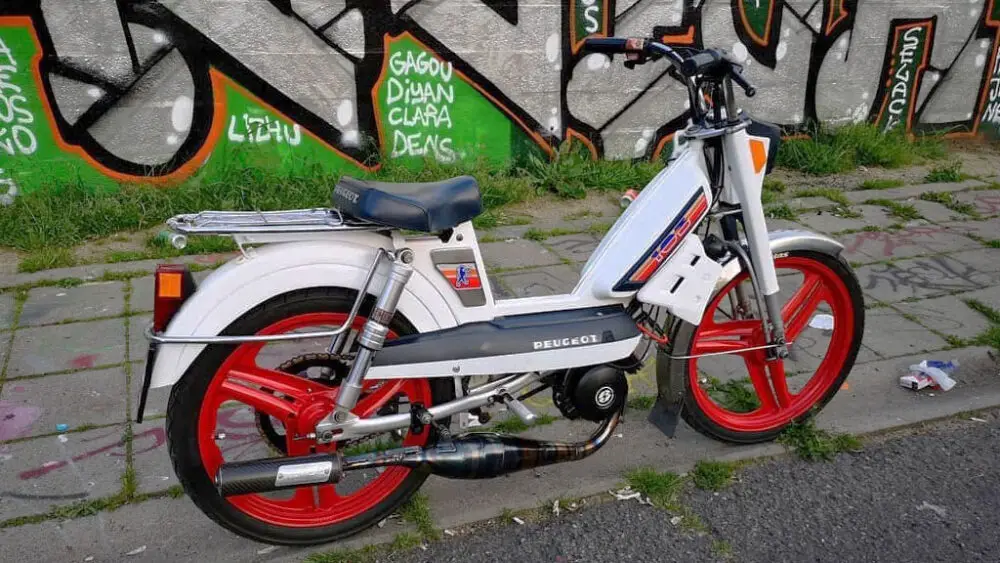 Vintage Peugeot 103 Sp Moped Stock Photo - Download Image Now - Moped,  Peugeot, 1980-1989 - iStock